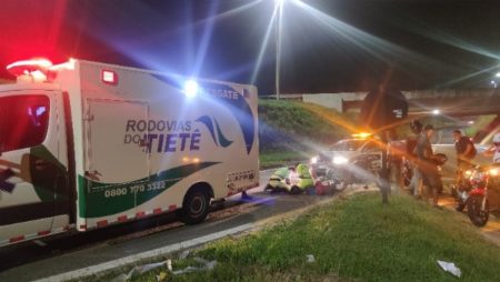 Motociclista fica ferido após colisão em retorno na SP-101