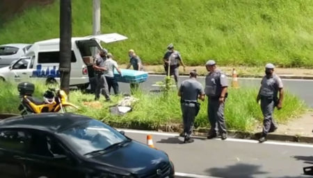 Colisão entre duas motos deixa uma mulher morta e dois homens feridos