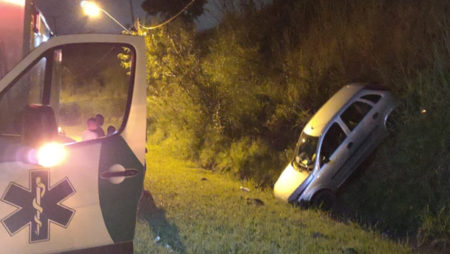 Carro abandonado é encontrado às margens da SP-101