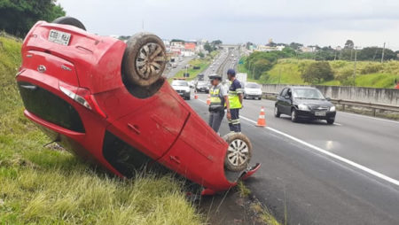 Carro capota na SP-101 em Hortolândia