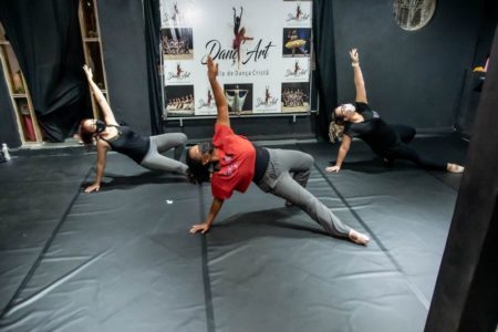 Escola de Dança DançArt oferece aula gratuita aberta de jazz dance