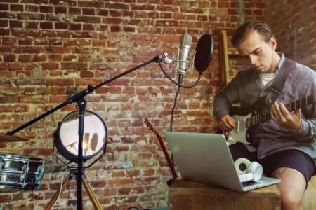 Curso ensina como gravar e editar músicas em casa com ferramentas online