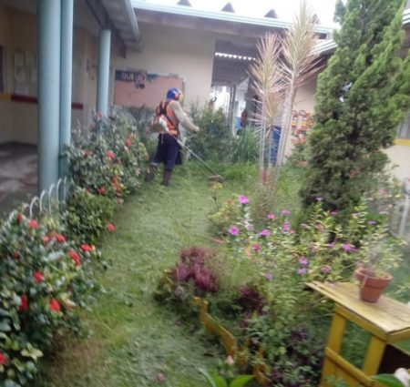 Escolas municipais recebem serviço de roçagem e manutenção