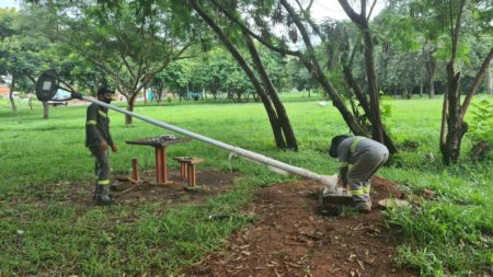 Postes ornamentais começam ser erguidos no Pq. Socioambiental Chico Mendes