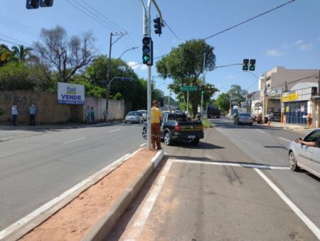 Novo semáforo na Av. Santana de acesso ao bairro Chácaras Acaray é ligado