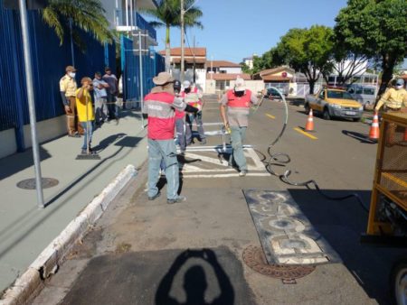 Prefeitura implanta sinalização viária no Remanso Campineiro