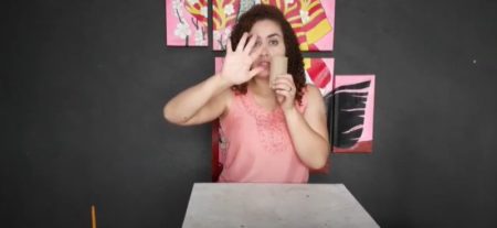 Vídeoaulas online ensinam crianças a fazer caixinha de presente e pintura com as mãos