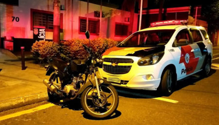 Mulher caminhava pelo Lago da Fé é roubada por 2 bandidos em uma motocicleta; a PM detiveram os assaltantes 