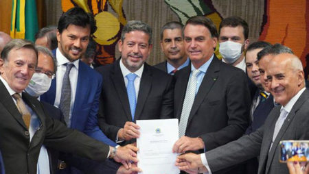 Bolsonaro entrega à Câmara PL que permite privatização dos Correios