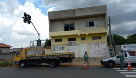Avenida da Emancipação ganha novo semáforo no Jardim Santa Esmeralda