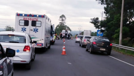 Casal é socorrido após sofrer queda de moto na rodovia SP-101 