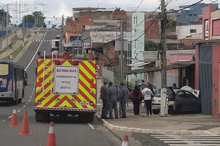 Motorista tem mal súbido e colide contra portão no Jardim Nova América