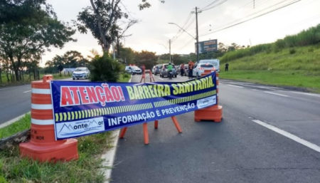 Monte Mor monta barreiras sanitárias