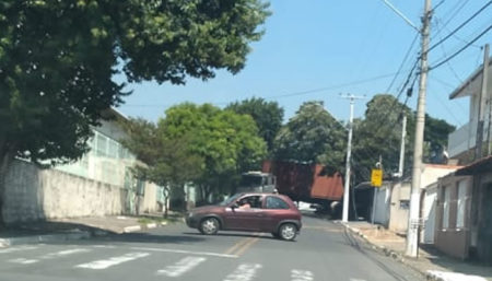 Caminhão derruba fios e deixa bairro sem internet e telefone