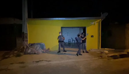 Homem surta e ateia fogo na própria casa e ameaça esposa