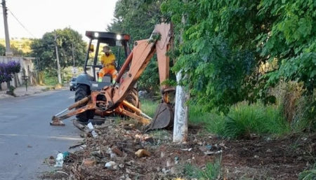 Área pública no Orestes Ôngaro tem entulho e lixo removido pela Prefeitura