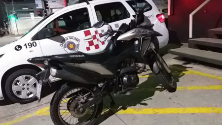 Homem procurado por roubo é detido após tentar dar fuga da PM 