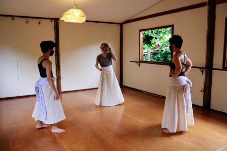 Projetos online exibem vídeo de dança e ensinam como confeccionar instrumentos musicais com material reciclável