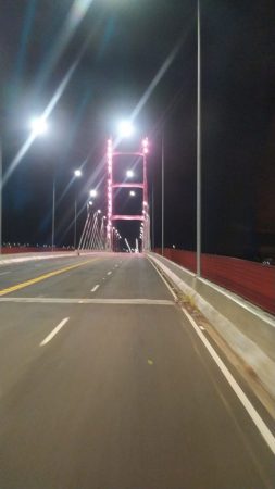 Prefeitura homenageia “mês da mulher” com iluminação em tons de rosa na Ponte da Esperança