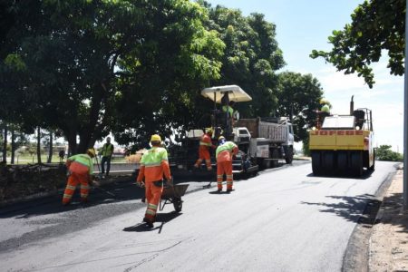 Prefeitura realiza recapeamento de via marginal à Rodovia SP-101 no bairro Chácaras Assay