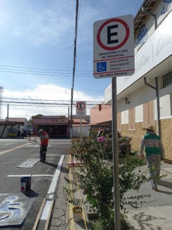 Ruas da Região Central recebem reforço na sinalização de trânsito