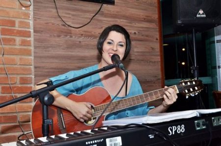 Projeto realiza aulas online de condicionamento vocal para cantores e profissionais da área