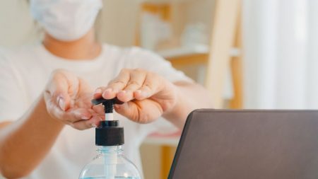 População deve ficar em casa na Fase Vermelha para evitar contaminar outras pessoas com o Coronavírus