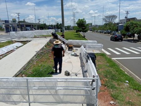 Prefeitura implanta gradis de segurança para travessia segura de pedestres na avenida da Emancipação