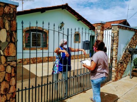 Núcleo de Educação Ambiental orienta moradores sobre plantio de árvores