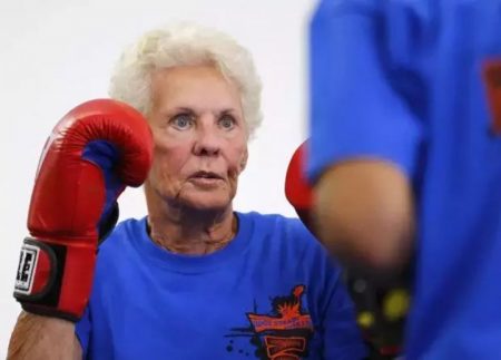 Prefeitura promove aulas remotas de boxe para idosos