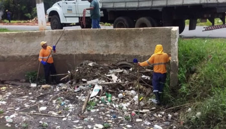 Materiais descartados irregularmente são retirados na lagoa do Jd. Amanda