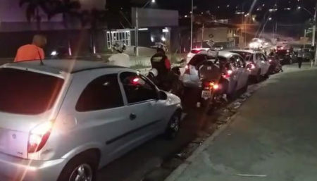 Motociclistas e motoristas fazem protesto e abastecem a 50 centavos