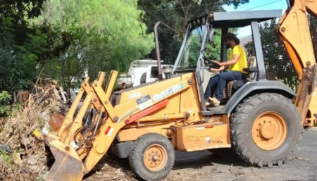 Prefeitura realiza remoção de entulho descartado irregularmente em espaço público na Vila Real