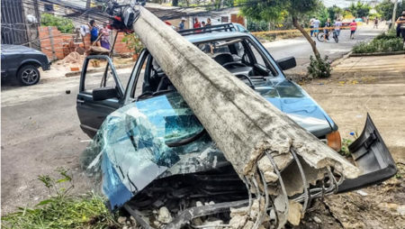Carro colide contra poste e homem fica ferido