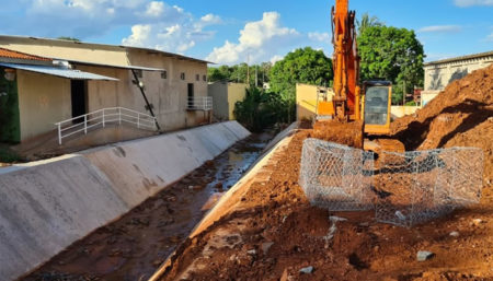 Segue em ritmo acelerado primeira fase das obras na Estrada Municipal Teodor Cundiev
