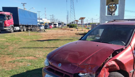 Carro capota em acidente no  trecho da EMS