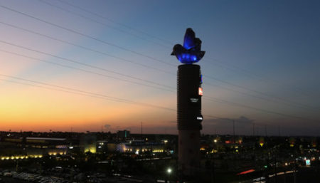 Shopping Dom Pedro ilumina andorinha em homenagem ao Abril Azul