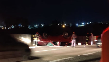 Acidente com capotamento na SP101 na noite desse domingo (11)