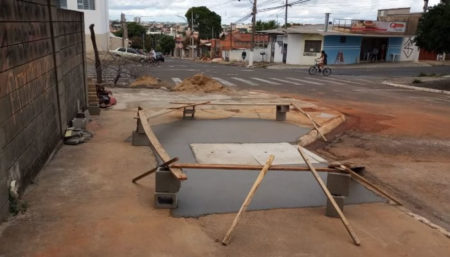 Prefeitura conserta calçada localizada ao lado do Complexo Poliesportivo Nelson Cancian, no Jardim Nova Hortolândia