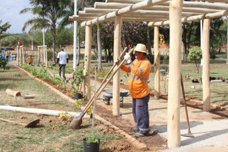 Parque Chico Mendes recebe pergolados, paisagismo e iluminação de LED em comemoração ao aniversário da cidade