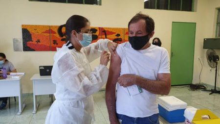 Começa vacinação de profissionais da Educação em Hortolândia
