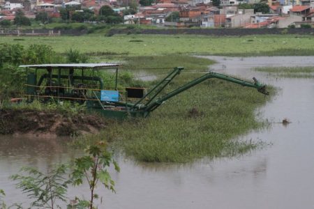 Trabalho de desassoreamento prossegue na lagoa do Parque Remanso das Águas