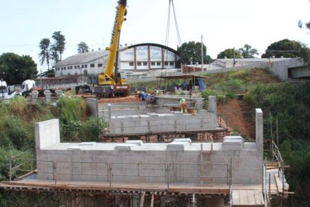 Com lançamento de vigas para construção de novas alças, obra do complexo viário sobre a SP-101avança