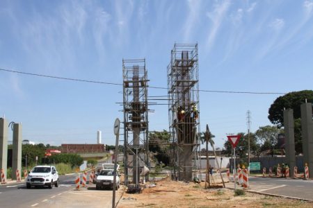 Obra de construção do portal de boas-vindas da Av. Tereza Ana evolui