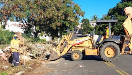 Prefeitura retira entulho descartado irregularmente em área pública no Jd. N. Sra. Auxiliadora