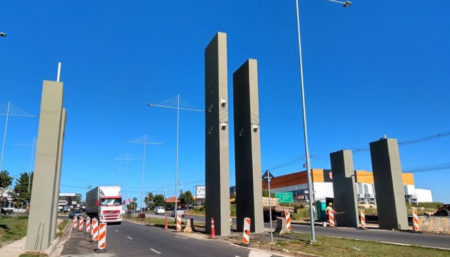 Telões de LED no portal da avenida São Francisco de Assis
