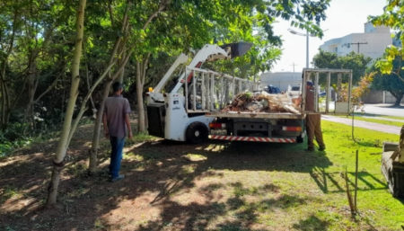 Caminhão de entulho é retirado das margens da pista caminhada da Ayrton Senna