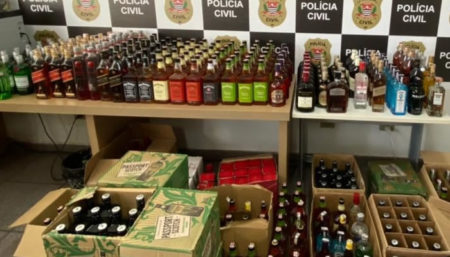 Polícia Civil apreende bebidas e cigarros falsificados na região de Campinas
