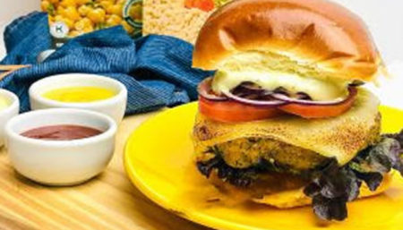 Hambúrguer de falafel é opção vegana para o Dia do Hambúrguer
