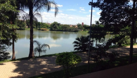 Alunos de escolas de Hortolândia dão abraço coletivo na lagoa do OAPE